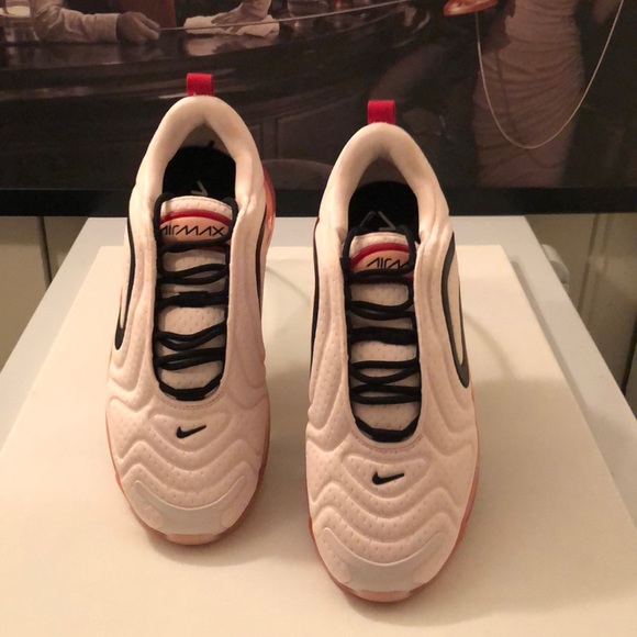 W NIKE AIR MAX 720 - Picture 2 of 8
